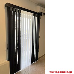 1081 Σκίαση με κάθετες υφασμάτινες περσιδες μέσα σε μαύρη κορνίζα