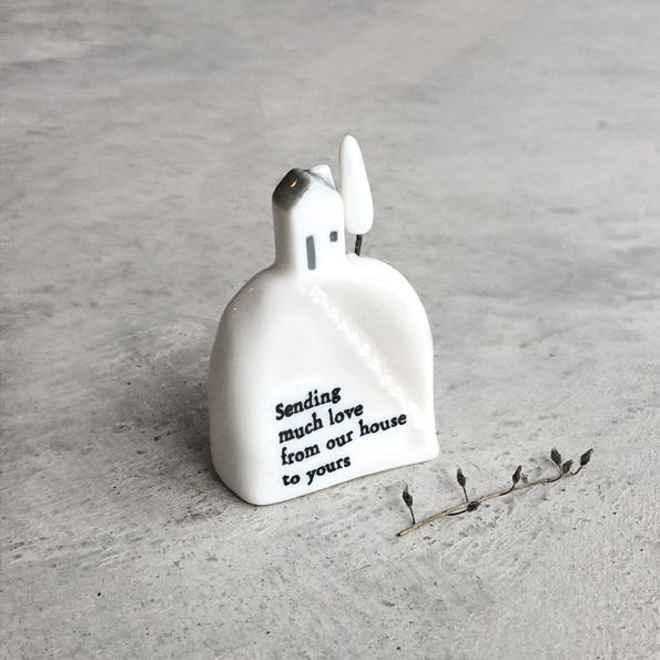 Σπίτι στο λόφο 6,2x2,4x4,5 εκ. πορσελάνη - Sending love